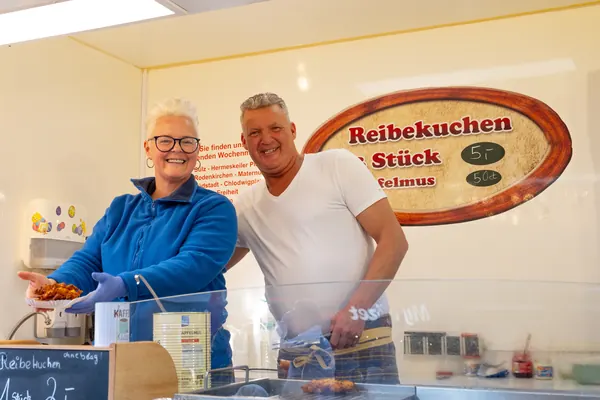 Zwei Verkäufer am Reibekuchenstand