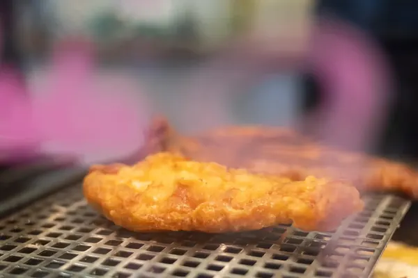 Goldbraun gebratene Streetfood-Spezialität auf dem Rost