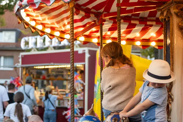 Kinder im beleuchteten Karussell