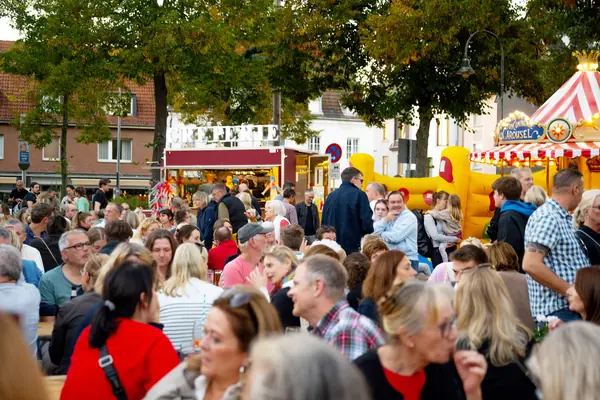 Gedränge zwischen Crêperie, Hüpfburg und Karussell auf dem Marktplatz Sürth